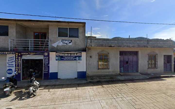 Fotografia tomada fuera de Farmacia Guadalupana - Farmacia en Zinacantán, Chis.