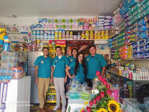 Fotografia tomada fuera de Farmacia Román - Farmacia en Cojumatlán de Régules, Mich.