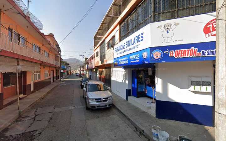 Fotografia tomada fuera de FARMACIAS DE SIMILARES - Farmacia en Coalcomán de Vázquez Pallares, Mich.
