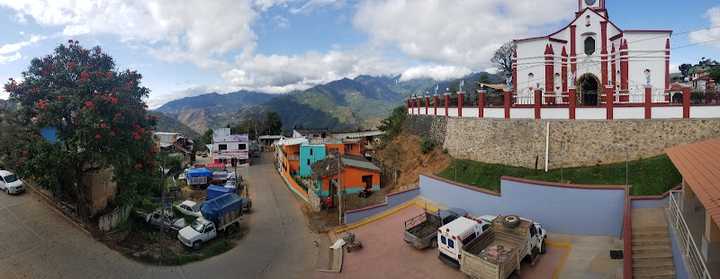 Fotografia tomada fuera de San Ildefonso Villa Alta - Clínica ambulatoria en San Cristóbal Lachirioag, Oax.