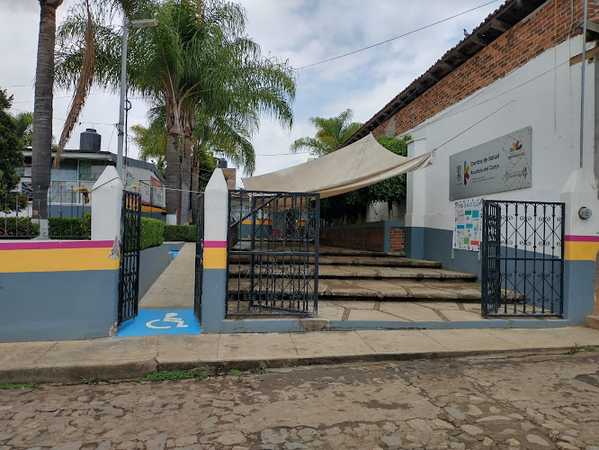 Fotografia tomada fuera de Centro de Salud de Acuitzio del Canje - Centro de salud comunitario en Acuitzio del Canje, Mich.