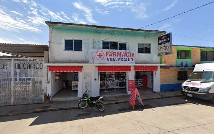 Fotografia tomada fuera de FARMACIA VIDA Y SALUD - Farmacia en Villa Luvianos, Edomex.